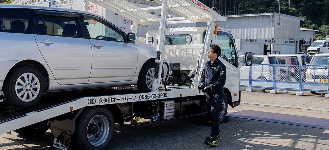 仕事風景(買取車の積み下ろし)